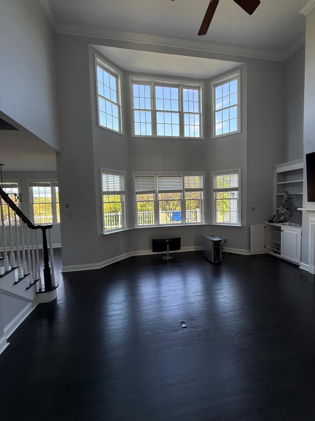 Casa Lago. — Bay window