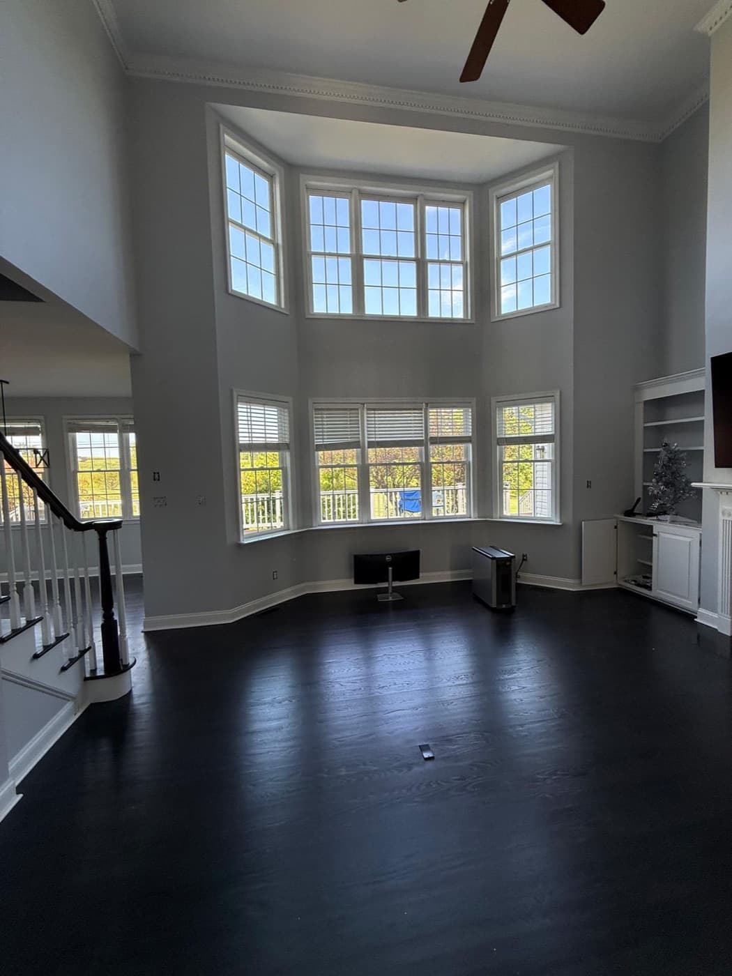 Casa Lago. — Bay window